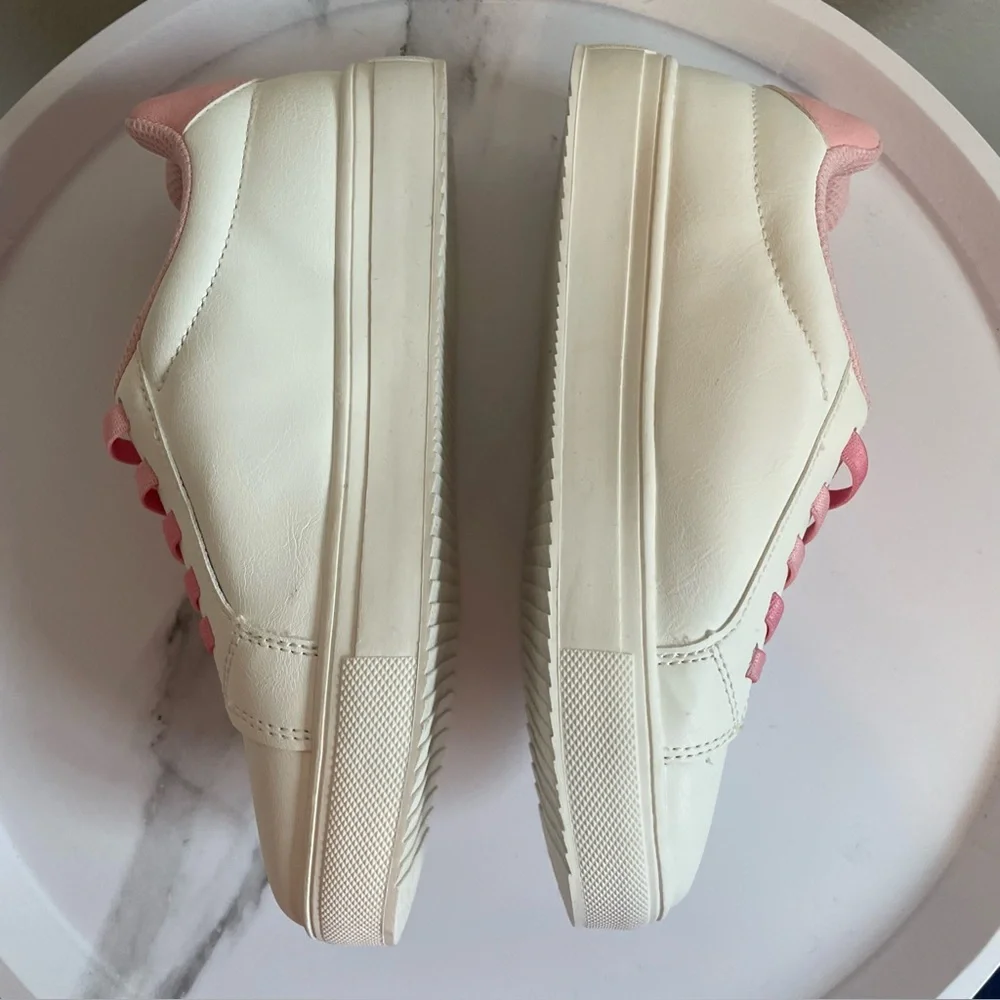 NWOT Disney Minnie Mouse Kids Sneakers Size 3